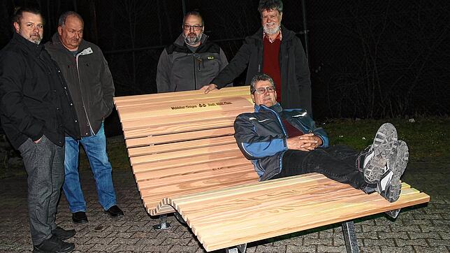 Ortsvorsteher Lorenz Eschbach liegt auf der Himmelsliege Probe, dahinter (von links) Axel Ebner, Michael Schaerping, Paul Granacher und ...