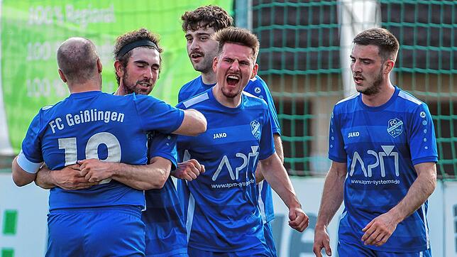 Endlich ein Sieg: Der FC Geißlingen mit (von links) Pascal Bercher, Robin und Aron Nohl, Fabio Merz und Ralf Sutter kann &ndash; wie ...