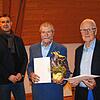 Bürgermeister Joachim Burger (von links) mit den Geehrten Johann Duttlinger und Heinz Jordan. Beide erhielten die silberne Ehrennadel ...
