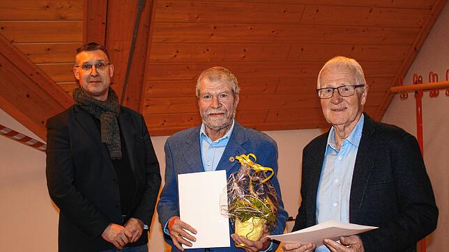 Bürgermeister Joachim Burger (von links) mit den Geehrten Johann Duttlinger und Heinz Jordan. Beide erhielten die silberne Ehrennadel ...