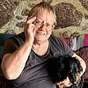 Endlich ein eigenes Zuhause: Renterin Birgit Reuner und ihr Dackel Max machen es sich auf ihrer Couch gemütlich.