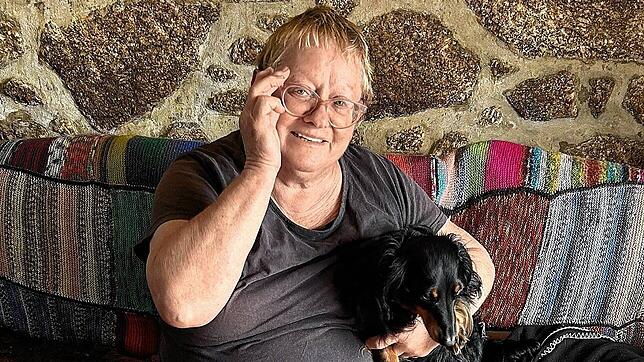 Endlich ein eigenes Zuhause: Renterin Birgit Reuner und ihr Dackel Max machen es sich auf ihrer Couch gemütlich.