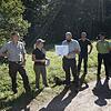 Betriebsstellenleiterin Virginia Lorek sowie Büroleiter Johannes Mayer vom Kreisforstamt erläutern das Konzept der Ökopunkte im Wald, ...