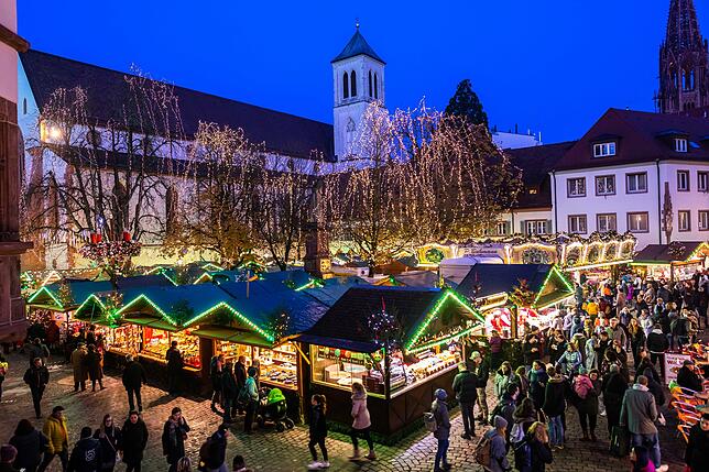 Noch sind vielerorts die Weihnachtsmärkte geöffnet, so wie hier in Freiburg im Breisgau.