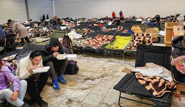 Die Geflüchteten werden in dem ehemaligen Einkaufscenter, das als Unterkunft genutzt wird, auch verpflegt.