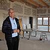 Stadtbaumeister Jörg-Steffen Peter im ersten Obergeschoss des umgebauten Feuerwehrhauses, wo auch die Jugendfeuerwehr ihre Räume ...