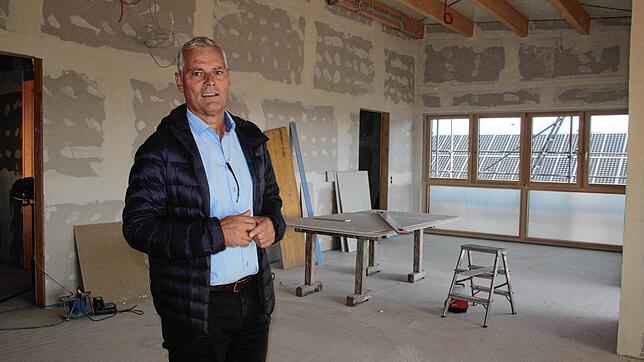 Stadtbaumeister Jörg-Steffen Peter im ersten Obergeschoss des umgebauten Feuerwehrhauses, wo auch die Jugendfeuerwehr ihre Räume ...