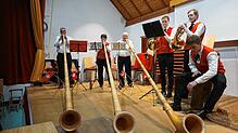 Thomas Graf, Bianca Limberger und Thomas Graf mit dem Alphorn begleitet von Manuel Schuler, Kevin Ketterer und Luca Scholl.  Bild: ...