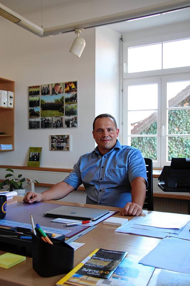 Jürgen Wiener in seinem Büro in Hohentengen. Entlang des Hochrheins gebe es Bedenken, dass der Flugverkehr über Deutschland durch den ...