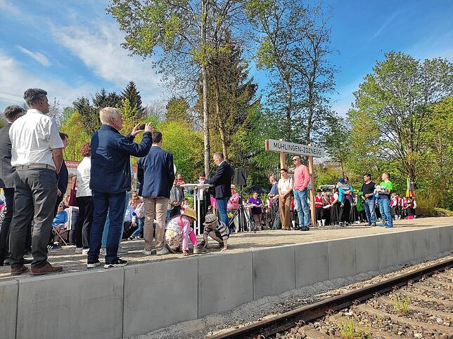 Das Schild zeigt. In Zoznegg ist wieder ein Bahnhaltepunkt zu finden