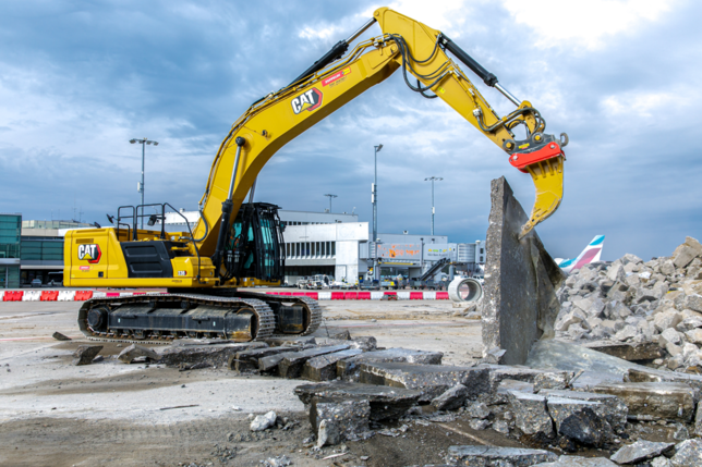 Ein Caterpiller-Bagger im Einsatz auf der Zeppelin-Rental-Baustelle des Flughafens Köln-Bonn.