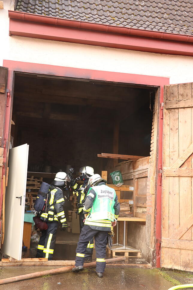 Bild 9: Die Bilder zum Feuerwehreinsatz in Allmendshofen: Eine defekte Heizung beginnt zu brennen