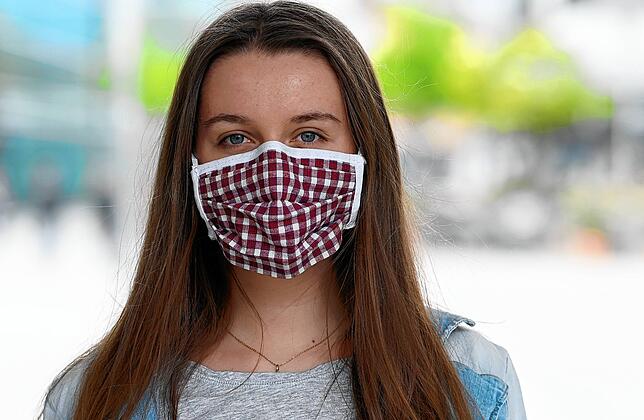 Leonie Jahnel nennt zwei Alltagsmasken ihr Eigen. So hat sie immer eine Maske zum Wechseln, falls die andere noch gewaschen und gebügelt ...