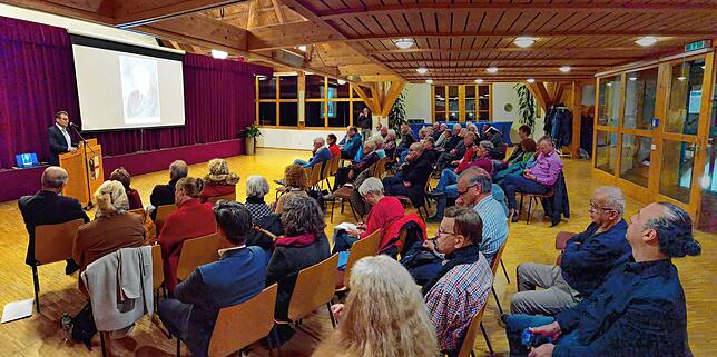Im Rathaussaal erzählen Hasan Ögütcü, Historiker Oswald Burger und Bürgermeisterin Jacqueline Alberti den gut 40 Besuchern Interessantes ...