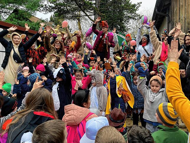 Die Kindergartenkinder singen ein Lied mit den Rathaus-Mitarbeitern. So macht die Fasnet Spaß!