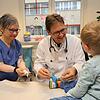 Peter Meißner, Chefarzt der Konstanzer Kinderklinik, und die Gesundheits- und Kinderkrankenpfegerin Nicole Schäffauer behandeln einen ...