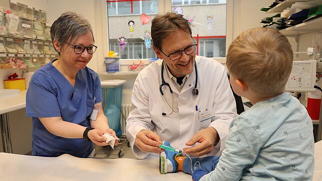 Peter Meißner, Chefarzt der Konstanzer Kinderklinik, und die Gesundheits- und Kinderkrankenpfegerin Nicole Schäffauer behandeln einen ...