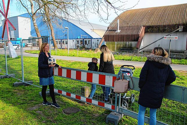 Angela Egger sieht am Grenzzaun ihre Tochter Laura Koster und ihre Enkel Marlon und Mateo nach einigen Tagen mal wieder. Die zweite ...