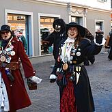 Mit Abstand und Ho Narro laufen die Schneckenbürgler Schneeschreck und Räuber durch die Altstadt.