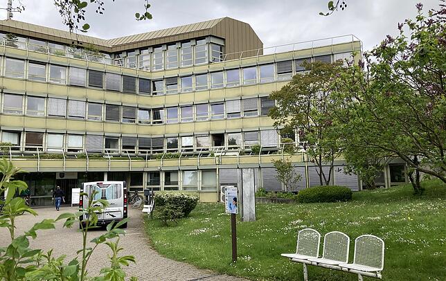 Geht es nach Architektin Andrea Gebhard, soll das alte Landratsamtsgebäude in Friedrichshafen einem Neubau weichen – der Kreistag ...