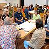Stadtplanerin Patricia Gräble-Menrad (2. v.l.) und Abteilungsleiter Michael Schneider (4.v.l.) tauschen sich mit den Teilnehmern zum ...