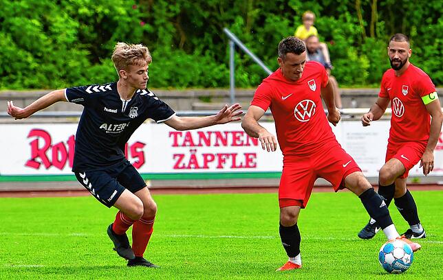 Erste Erfahrungen: In der vergangenen Saison wurde Samuel Spreter (links, gegen den damals für den FC Tiengen 08 spielenden Nexhdet ...