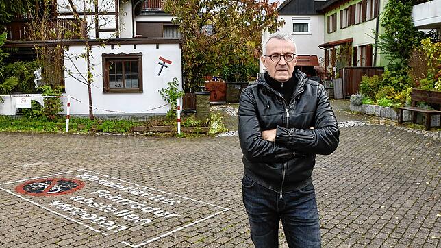 Die Fischenzstraße verkehrsberuhigen? Bloß nicht, findet Anwohner Thomas Martin. Die prekäre Situation in den Sommermonaten, wo der ...