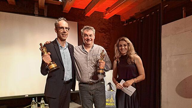 Das erste Engener Stadtgespräch war ein voller Erfolg: Bürgermeister Frank Harsch (links) und Oscarpreisträger Gerd Nefzer mit den zwei ...