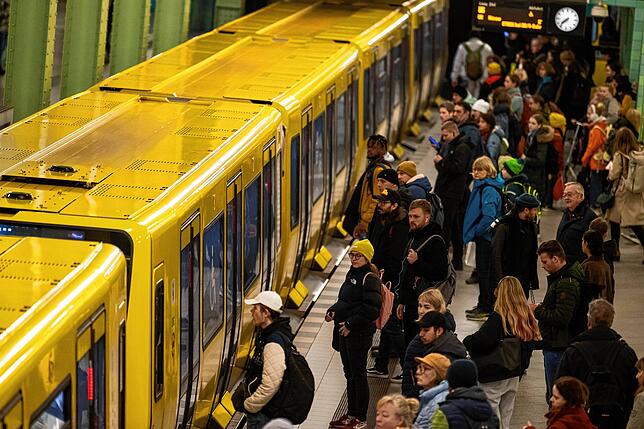 Gedränge an der U-Bahn, so wie hier in Berlin, gehört zum Großstadt-Alltag.