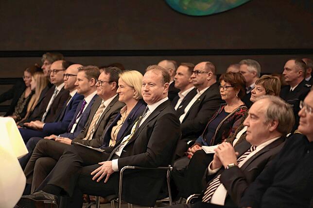 Feierliche Amtseinsetzung im Kursaal der Stadt Überlingen. Der wiedergewählte Oberbürgermeister Jan Zeitler legt den Amtseid ab.
