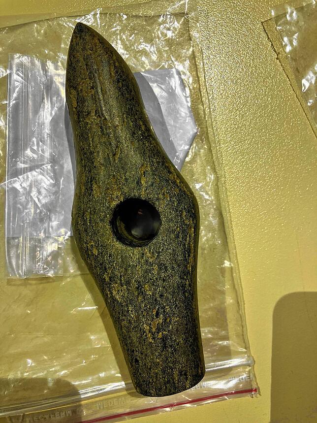 Die gefundene Steinaxt, circa 4500 bis 5000 Jahre alt