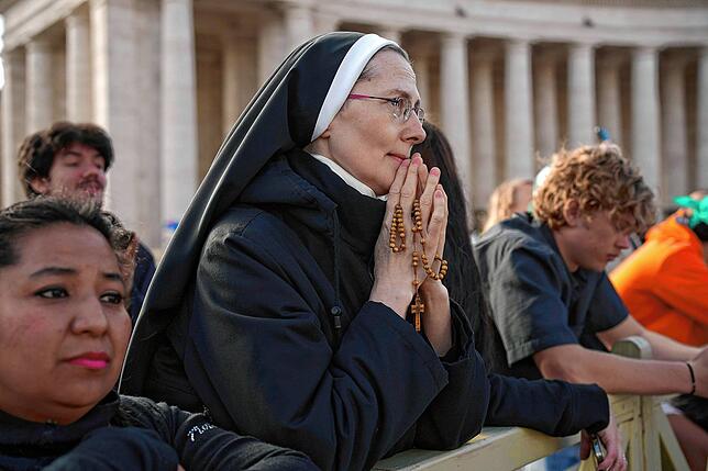 Eine Nonne betet, während sie auf den Beginn der Beerdigung wartet.