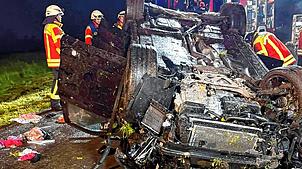 Das Auto, das sich überschlagen hat, bleibt auf dem Dach liegen. Fotos: Stefan Heimpel
