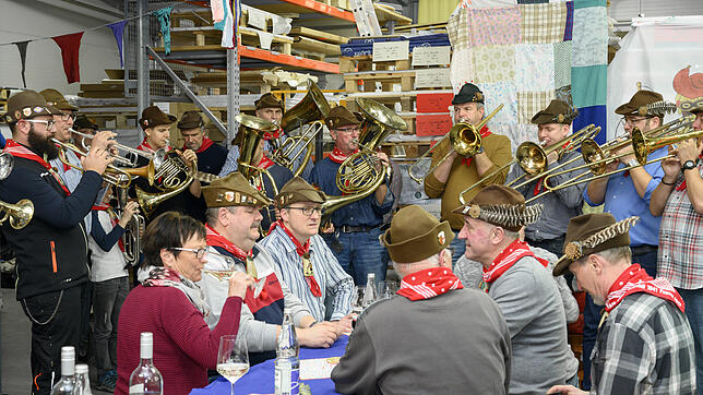 Auch unverzichtbar: Sie sorgten für stimmungsvolle Musik beim Andruckfest der Narrenzeitung Kappedeschle, die Holzhausermusik der ...