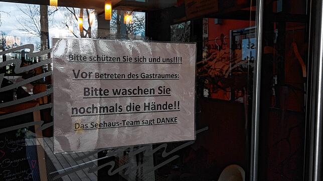 Im Gasthaus „Seehaus“ werden die Besucher aufgefordert, vor Betreten des Gastraumes die Hände zu waschen.