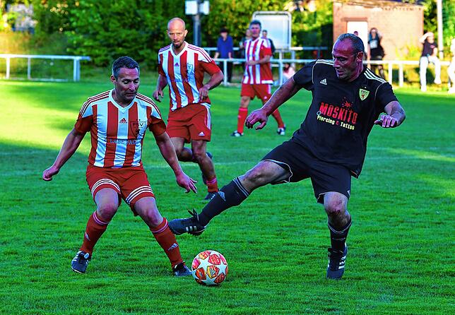 Bild 12: Zwölf Tore fallen beim Derby der Legenden in Rheinfelden &ndash; und wir haben die Bilder!