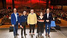 Ein Dankeschön für all das Engagement für die Gemeinschaft: Ehrenamts-Beauftragter Martin Schröpel, Winfried Koeder von der Stiftung ...
