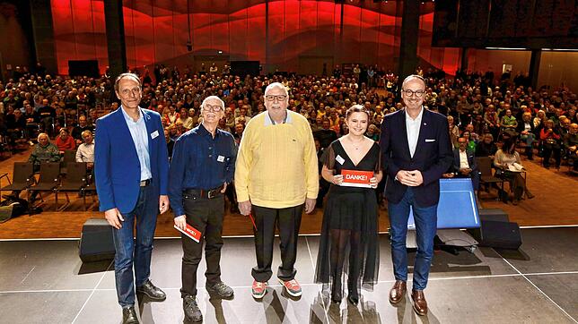 Ein Dankeschön für all das Engagement für die Gemeinschaft: Ehrenamts-Beauftragter Martin Schröpel, Winfried Koeder von der Stiftung ...