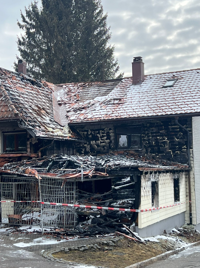 Bild 11: Wohnhaus an der Hauptstraße steht in Flammen