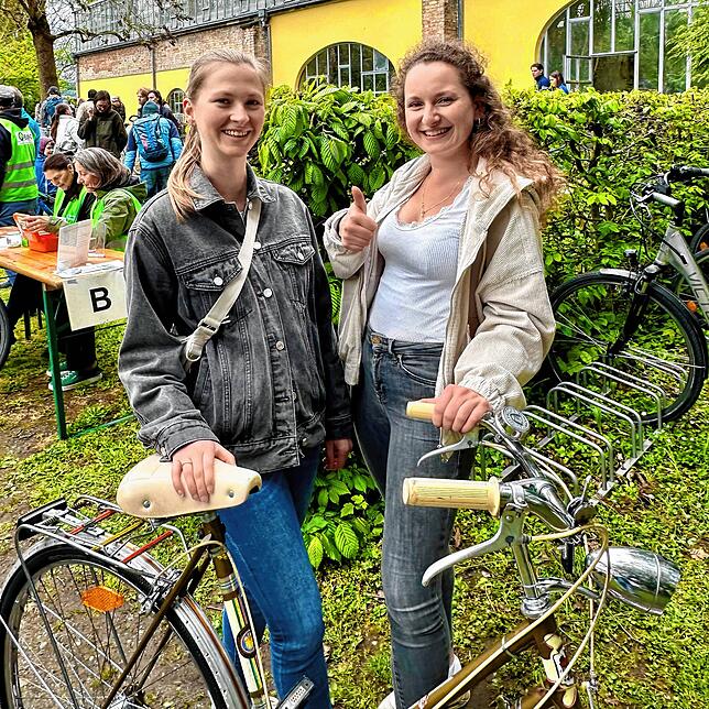 Daumen hoch! Lisann Buitenwerf und Fabienne Eisele (von links) aus Konstanz freuen sich über ihr neues altes Fahrrad.