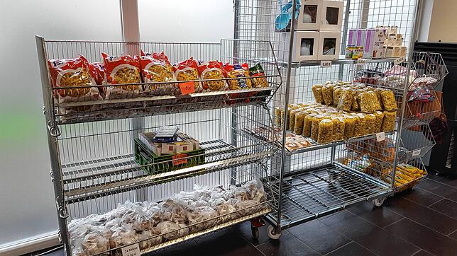 Es ist deutlich markiert: Jeder Kunde, egal ob alleinstehend oder mit Familie, darf eine Packung Nudeln oder einmal Kekse kaufen. So ...