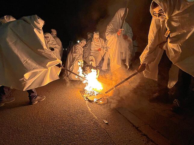 Bild 1: Der Böög geht in Flammen auf &ndash; hier sind die Bilder