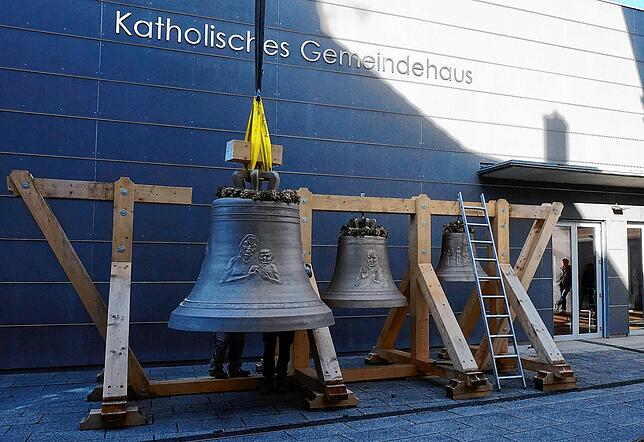 Die große Maria-Glocke hängt am Autokran und ist startklar für die Reise nach oben.