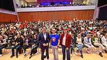 Bild : Volles Haus bei „Klasse!“-Veranstaltung in Singen: 850 Schüler lernen Umgang mit Fake News