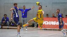 Der Konstanzer Tim Enninghorst (am Ball, hier im Derby beim TuS Steißlingen) erzielte sechs Treffer beim Heimsieg über das Schlusslicht ...