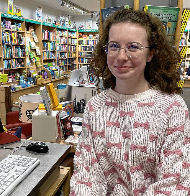 Julia Horvath liest gerne Bücher. Darum macht sie ihr Praktikum in der Morys Hofbuchhandlung in Villingen.