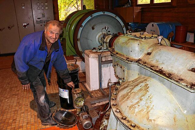Ernst Zwick fettet das Halslager der zwölf Tonnen schweren Turbine.