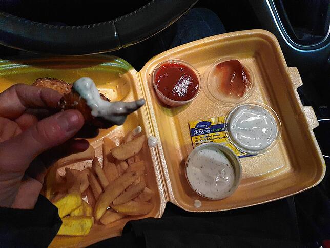Hmm... lecker. Auch im Auto schmeckt das noch heiße Essen. Bild: Verena Wehrle