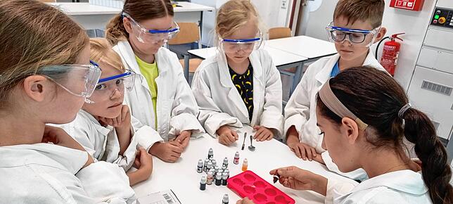 An der Hector Kinderakademie wird auch getüftelt, hier etwa im Kurs „Chemie in der Natur“ für Klasse 1 und 2 mit den ...