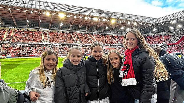 Mabell Muffler (2.v.l.) aus Großschönach erlebt mit ihren Mitspielerinnen Zoe Berger (links), Melina Manke und Kaja Hamborgstroem sowie ...